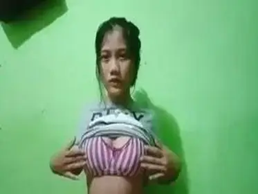 Dokumentasi Gadis Cantik Bersantai Di Kasur