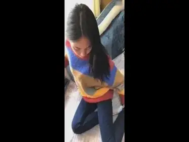 Dokumentasi Gadis Sweater Cantik Bersantai Kasur