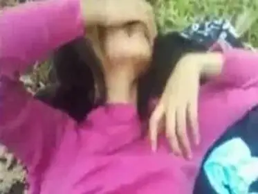 Gadis Cantik Pasrah Goyang Kasur Kebun