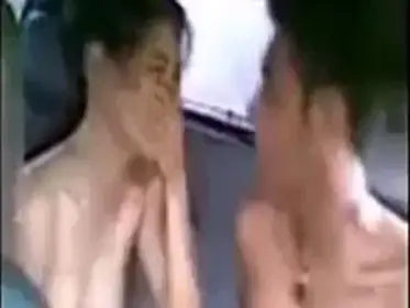 Gadis Cantik Pasrah Goyang Kasur Mobil Sepi