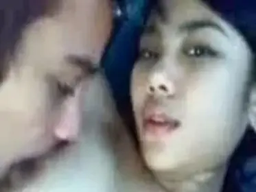 Gadis Cantik Pasrah Goyang Mobil Travel Crot