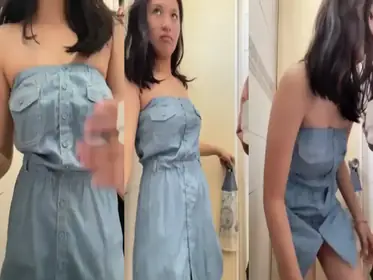 Gadis Cantik Pasrah Goyang Toilet Umum Crot