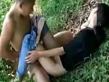 Gadis Mulus Cantik Pasrah Goyang Di Hutan